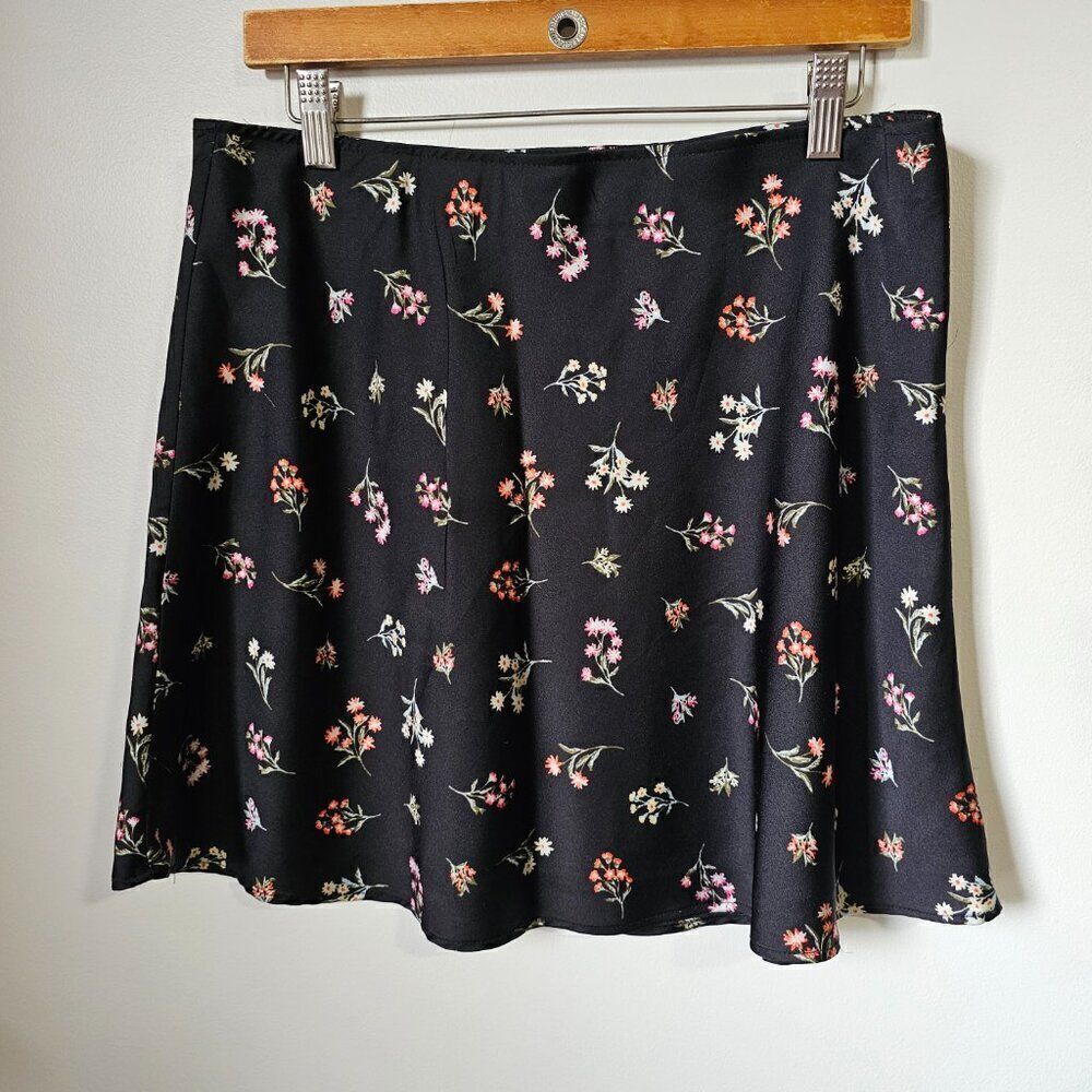 EUC NO BOUNDARIES FLORAL SATIN FEEL MINI SKIRT SKATER SIZE LARGE 11-13 JUNIORS